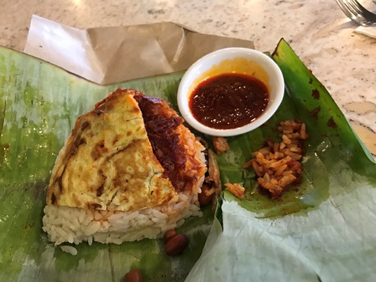 朝食はゴルフ場でナシレマとチキンと野菜のカレーをロティで