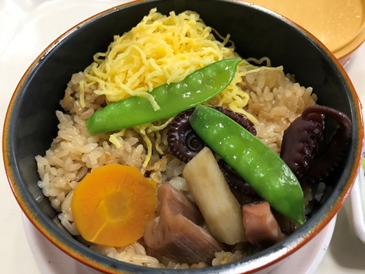 兵庫県産のタコを使用したタコ飯蒸籠