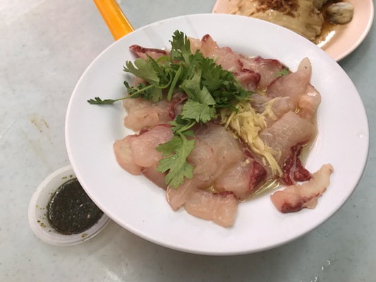 朝食にチャイナタウンで鯉と鶏のお粥