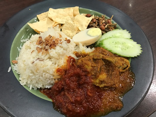旅の初めに食べたナシレマをもう一度、アッサムラクサも一緒に
