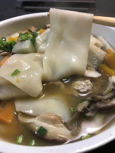 群馬県桐生市の幅広で平らな長いうどん「ひもかわうどん」