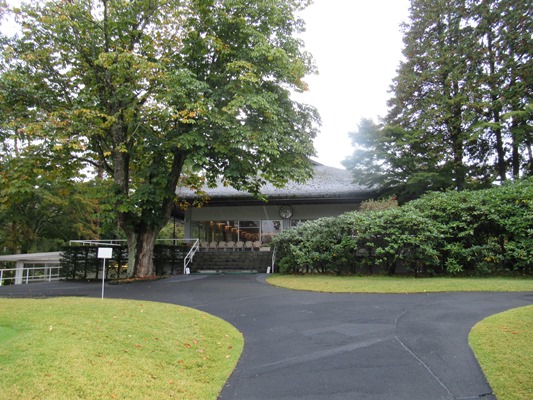 雨の中、軽井沢ゴルフ倶楽部に