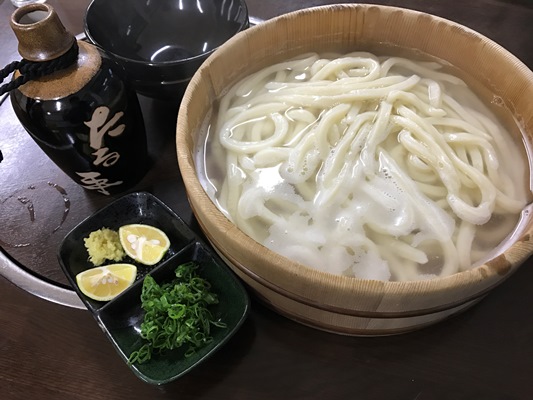 徳島名物のたらいうどん