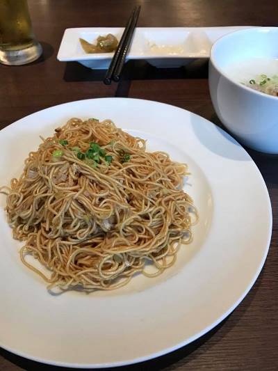 具材がネギと生姜だけのシンプルイズベストの牡蠣ソース和えソバ