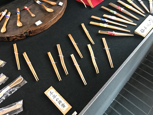 お土産に屋久杉で作ったお箸を購入