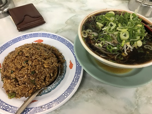 昭和13年に屋台で創業した京都を代表する黒いラーメン