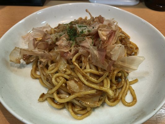 福岡の24時間営業の食堂で朝食に焼きそば