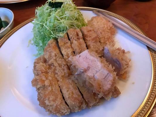 カットした現在のトンカツのスタイルを初めて提供した人物