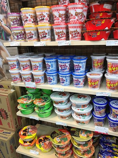 徳島のカップ麺「金ちゃんヌードル」と青のり付味付け海苔