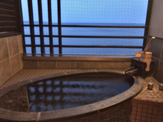 別府湾沿いにある全室露天風呂付きの宿