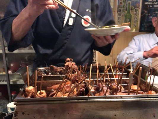 これぞ静岡おでんという黒いダシのおでん屋さん
