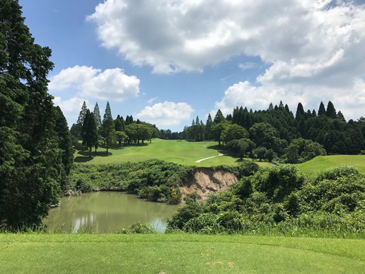 三郡山系に連なる高原に造られたコース