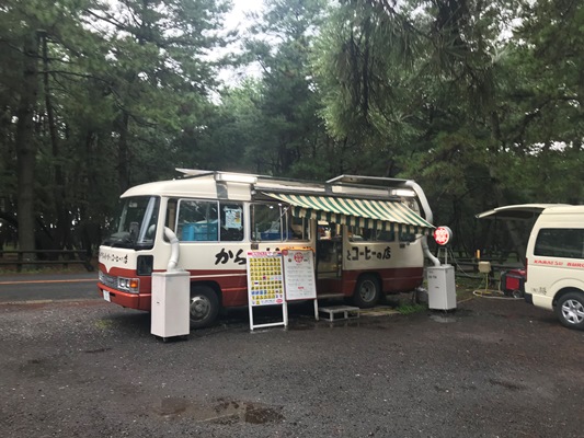 バスで販売している唐津のご当地バーガー「からつバーガー」