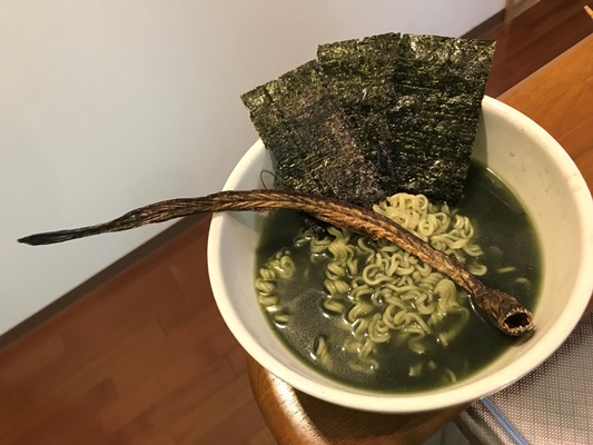 ワラスボのエイリアンラーメンにスープ・むつごろうスープ
