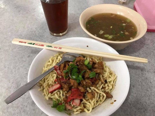 北スマトラのプマタン・シアンタルの縮れ麺