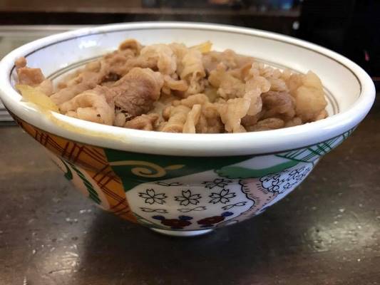 吉野家の築地一号店のみ色が違う丼