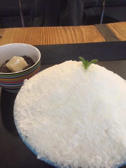 雪のようだけど噛みしめることができる不思議な食感のかき氷