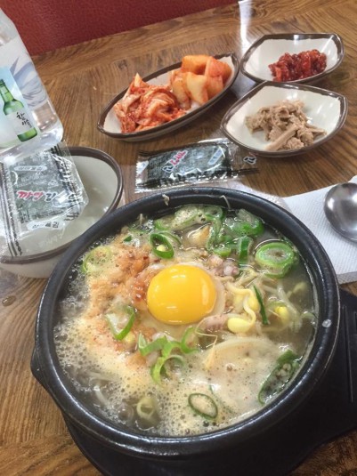 朝食は全州名物コンナムルクッパ（豆もやしのクッパ）