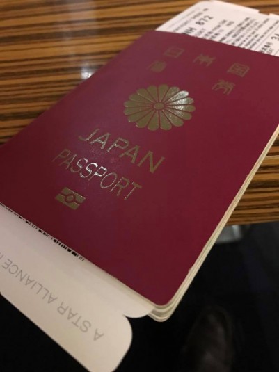 早朝のジャカルタのプライオリティ用の出国審査のカウンター