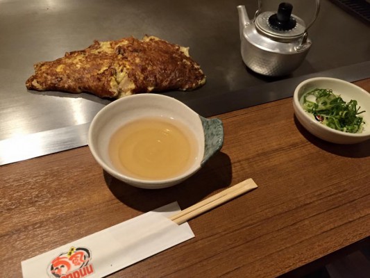 お好み焼きのようでオムレツのようで明石焼きのような姫路名物「どろ焼き」