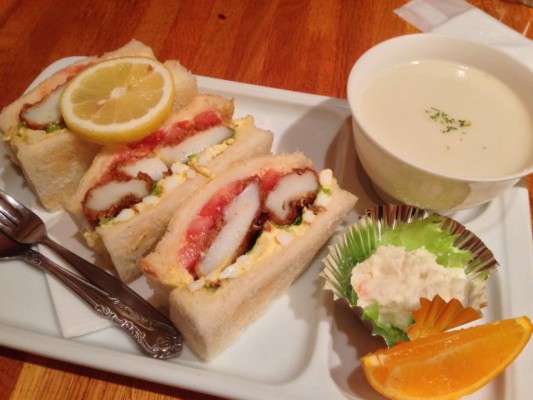 ビクトリーのイカフライサンド