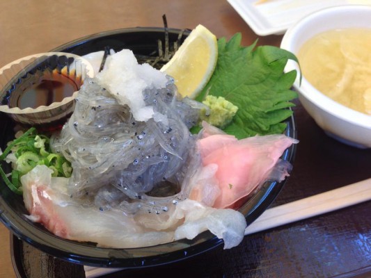 淡路島の岩屋の生しらす丼