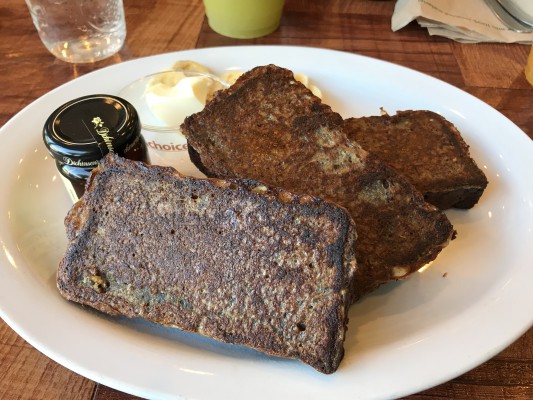 朝食はマウナラニのビーガンカフェで