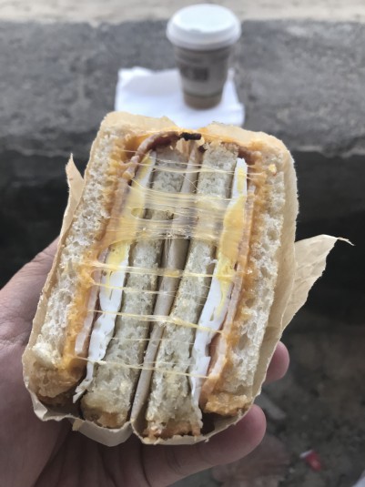 朝食にワイキキの海を見ながらサンドウィッチを