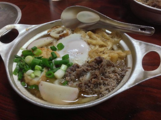 松山の鍋焼きうどんは甘く、鍋もレンゲもアルミ製