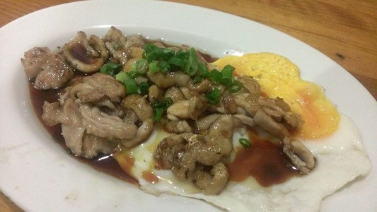 今治焼き鳥は串に刺さずにコテでプレスして焼く