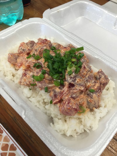 チャイナタウンの市場にあるマグロ屋さんの絶品ポキ丼
