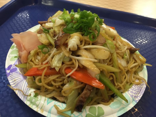 ランチはクイーンズマーケットプレイスで焼きそば