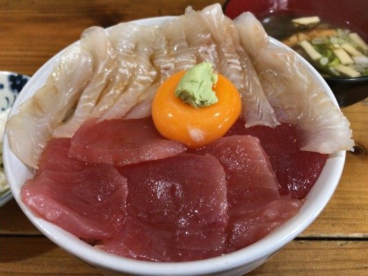 八戸の絶品ヒラメの漬け丼といちご煮