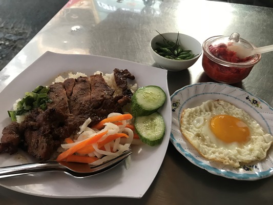 朝食にベトナム南部の名物料理コムタムを