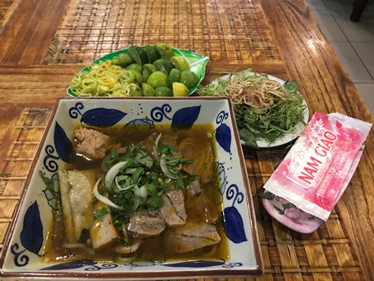 ベトナム中部のフエの牛肉麺「ブンボーフエ」