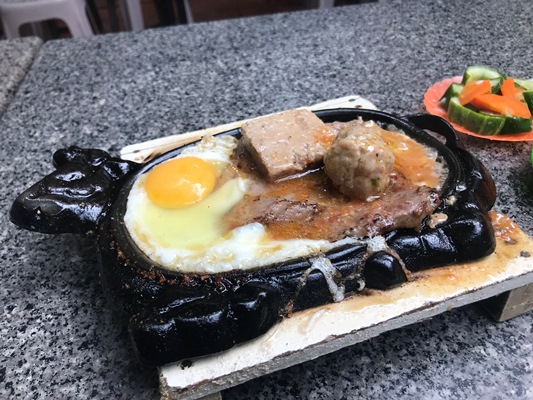 ベトナムは朝からステーキ