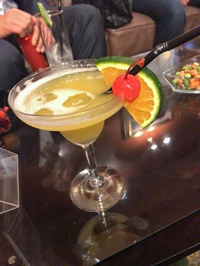 サイゴンのホテルのラウンジでカクテルを