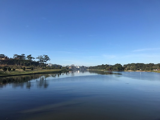 ダラットの中心にあるスアンフーン湖を一周