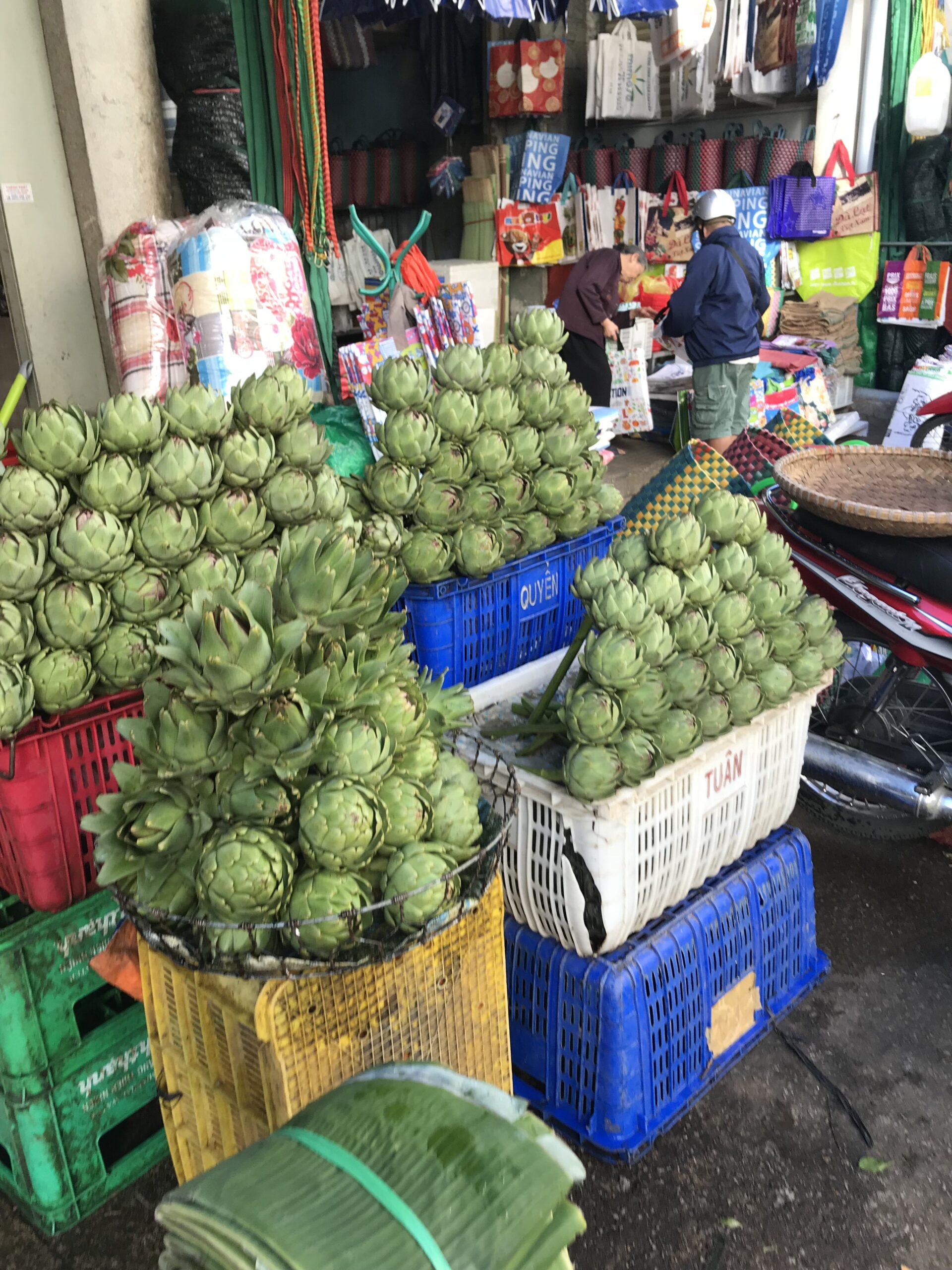 昼のダラット市場を散策