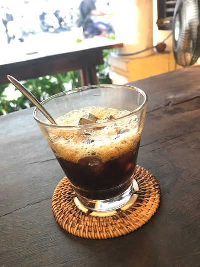 ホイアンのカフェでダラット産のコーヒーを