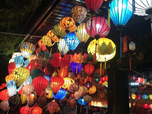 ホイアンの満月の夜のランタン祭り