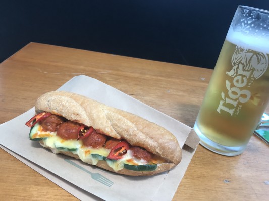 前回の訪越で感動したフォーを食べにハノイに