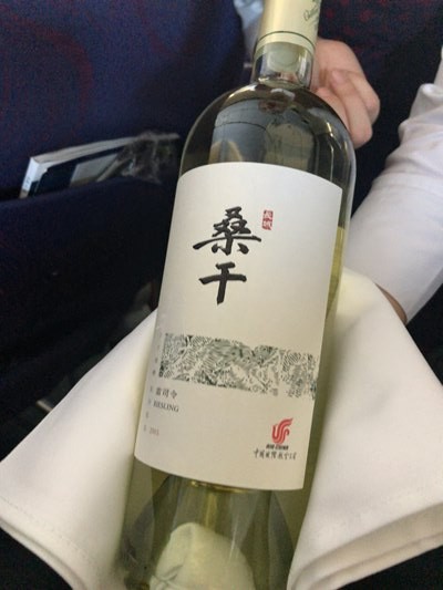 中国国際航空の機内で飲んだ中国産のビールとワイン