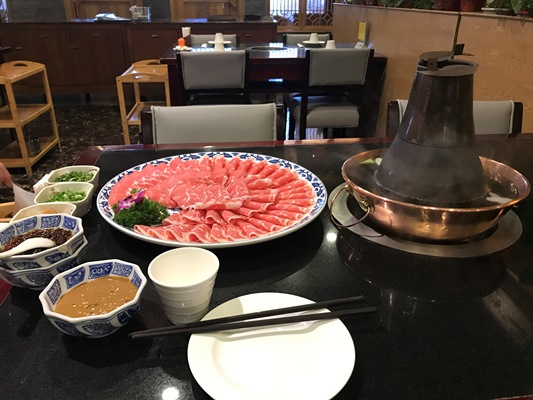 北京名物の涮羊肉（羊のしゃぶしゃぶ）