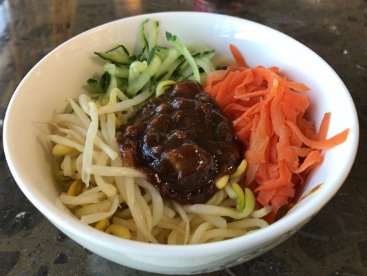 中国国際航空のラウンジで炸醤麺と龍井茶