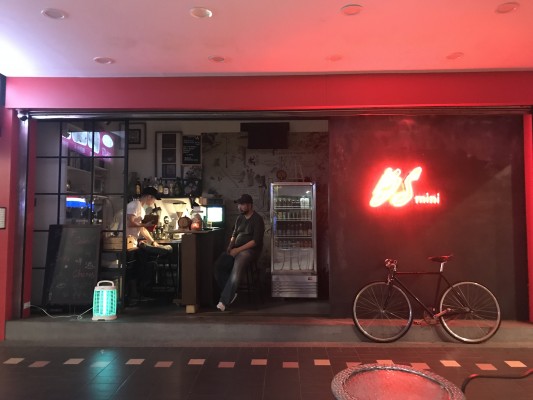 カフェの奥で営業している台北のスピークイージー