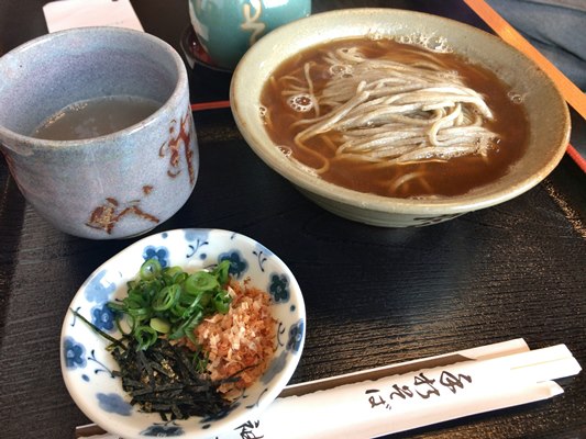 蕎麦湯に浸かったままの温かい出雲そば