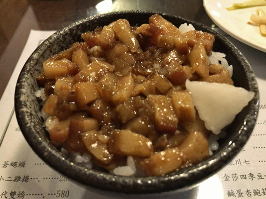 素材にこだわった高級魯肉飯