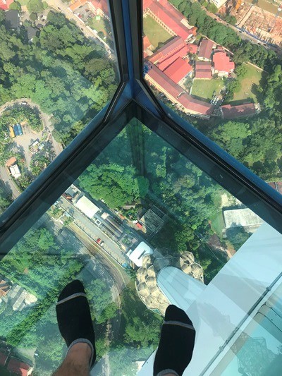 クアラルンプール市内の300m上空から真下を見下ろす