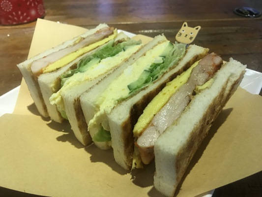 素材にこだわった鶏のサンドウィッチ